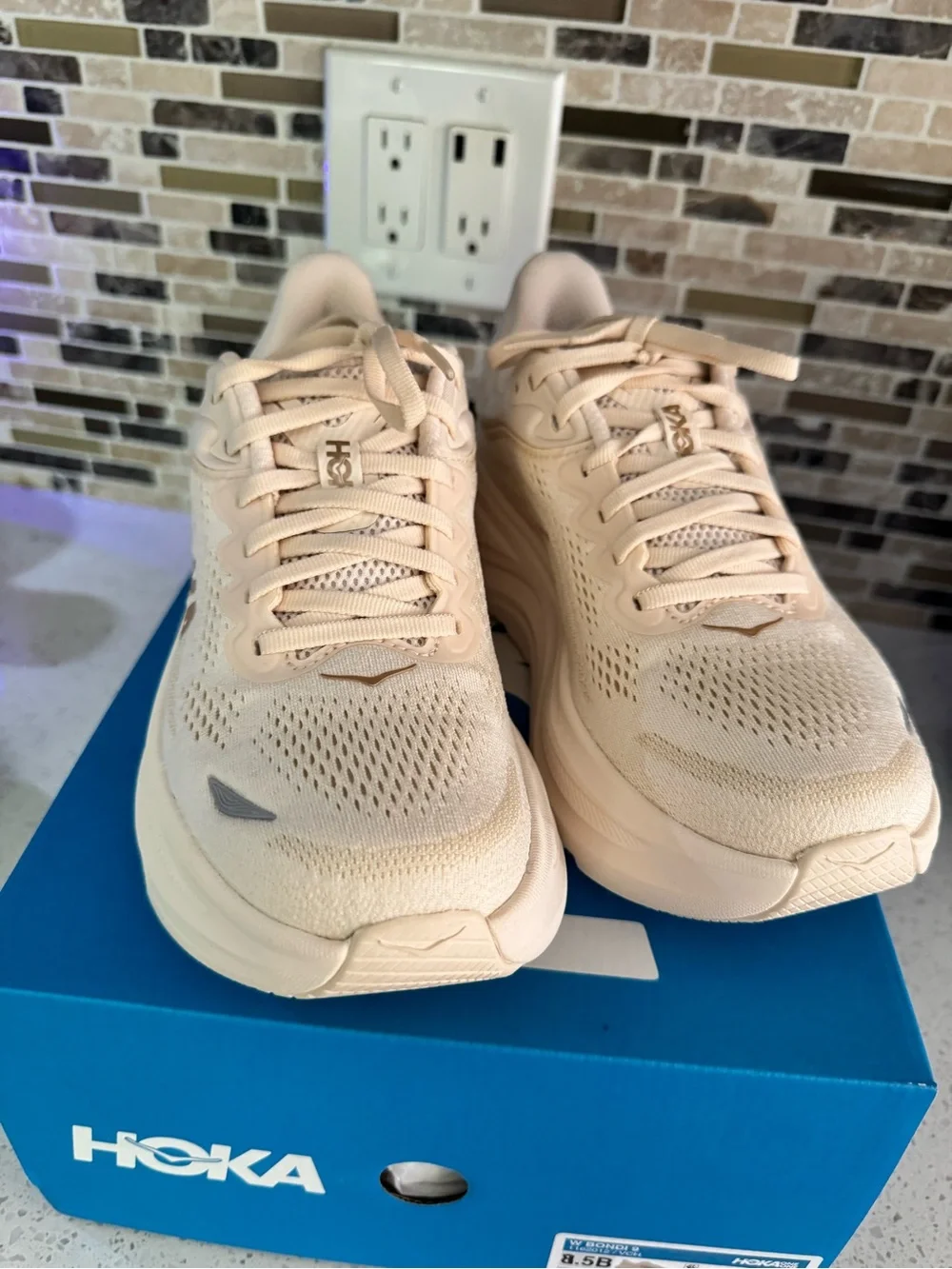 Hoka Bondi 9 Size 7.5 Women's Cream/Beige Cushioning Running Shoes